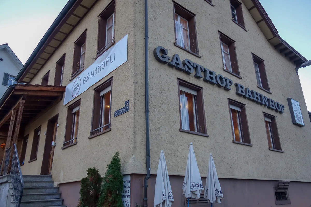 Das Bubiker «Bahnhöfli» hat Glück, dass sich ein Wirt zur Verfügung stellt, der den Ruhestand ohne Arbeit nicht geniessen kann. Ein beiges Restaurant von aussen. Davor sieht man den Eingang über eine Steintreppe.